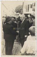 Manifestação de Homenagem a Francisco Lourenço Valadão Júnior aquando da sua retirada enquanto Secretário Geral do Governo Civil - Deixou o cargo por ter completado 70 anos de idade (lei ixorável de limite de idade); Acompanhamento em Cortejo do Largo Prior do Crato até à sua residência na Rua do Infante - Tenente-Coronel José Agostinho cumprimentando Francisco Valadão