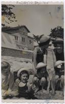 Retrato de Maria Teresa, Maria Francisca e outras meninas no Estoril - Praia