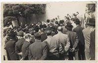 Manifestação de Homenagem a Francisco Lourenço Valadão Júnior aquando da sua retirada enquanto Secretário Geral do Governo Civil - Deixou o cargo por ter completado 70 anos de idade (lei ixorável de limite de idade); Acompanhamento em Cortejo do Largo Prior do Crato até à sua residência na Rua do Infante - Tenente-Coronel José Agostinho cumprimentando Francisco Valadão