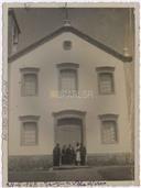 Retrato à porta da Igreja da Vila Nova - Francisco Valadão, Evangelina Machado Valadão, Maria das Mercês Valadão Simões, Alvarina Flores e filha